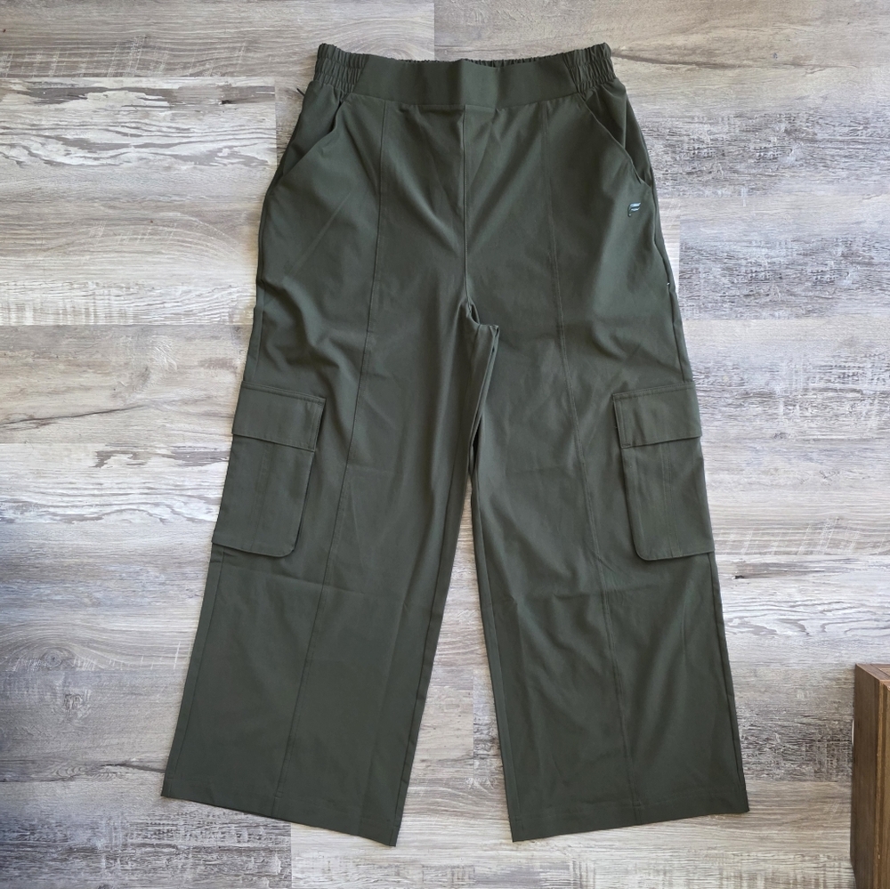 Fabletics Downtown Wide Leg Cargo Pant Size Medium Short